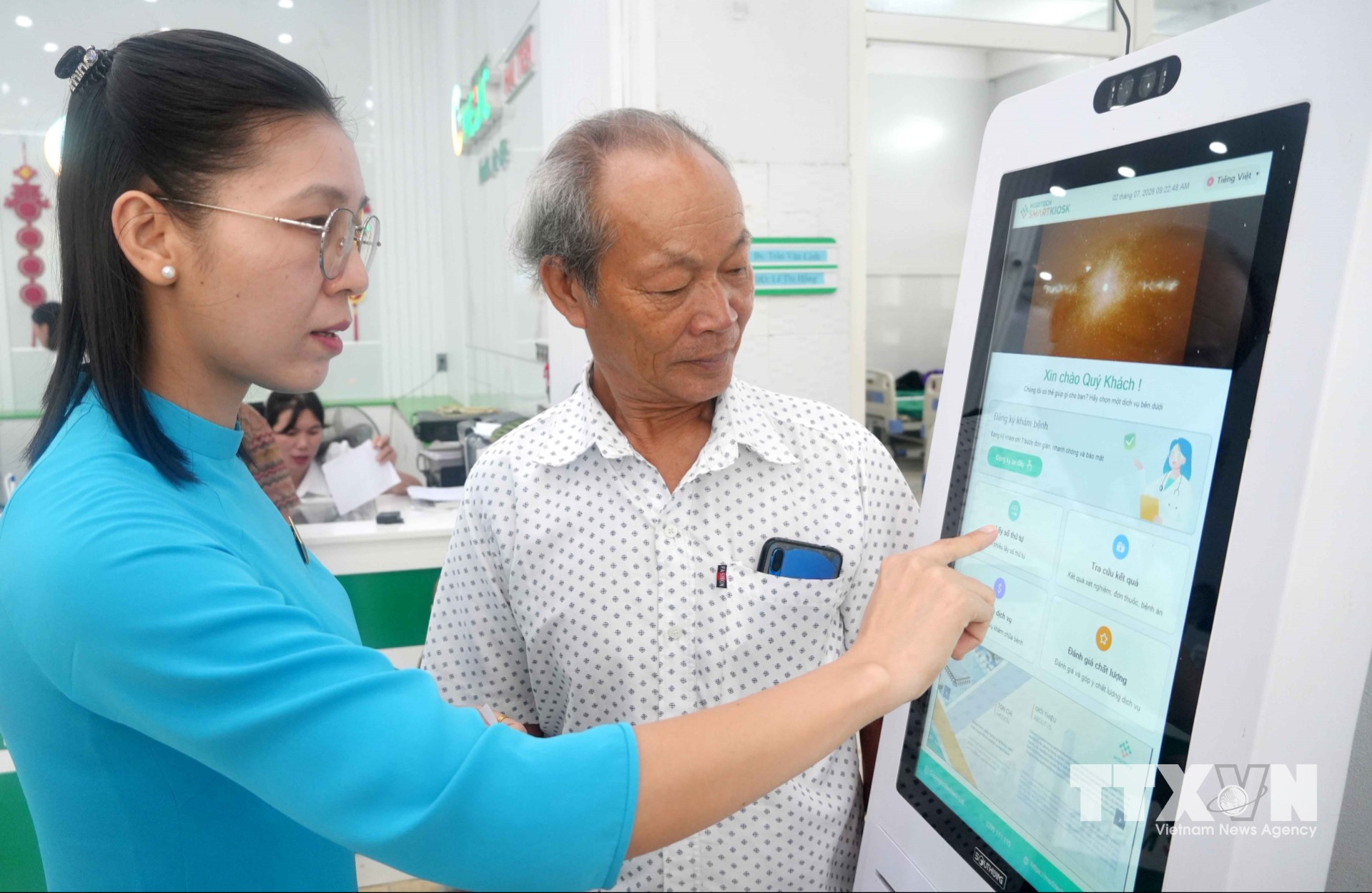 Hệ thống Kiosk y tế thông minh tại Bệnh viện Đa khoa MEDIC Hải Tiến giúp rút ngắn thời gian chờ đợi trong khám chữa bệnh. (Ảnh: Việt Hoàng/TTXVN)